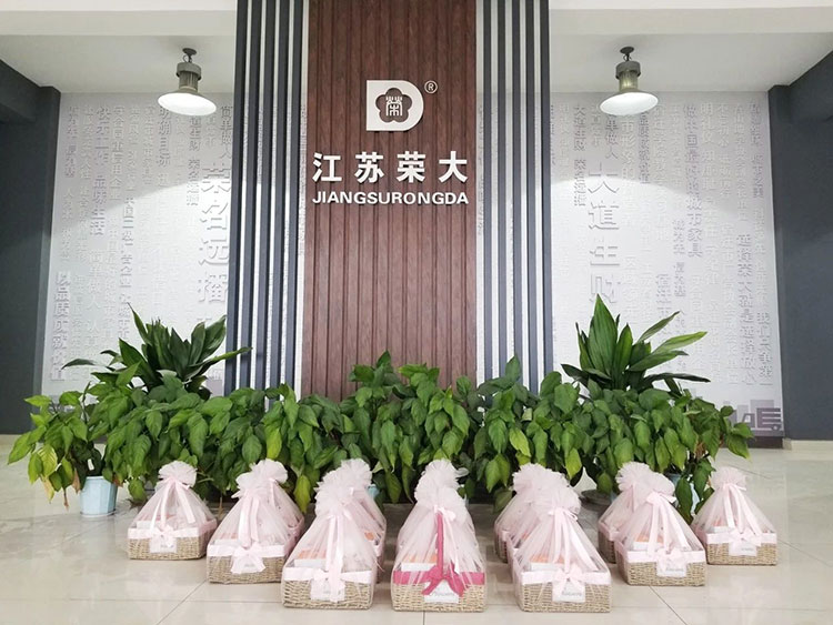 榮大候車(chē)亭送女神們的禮物