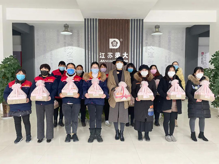 榮大候車(chē)亭廠家女神合影